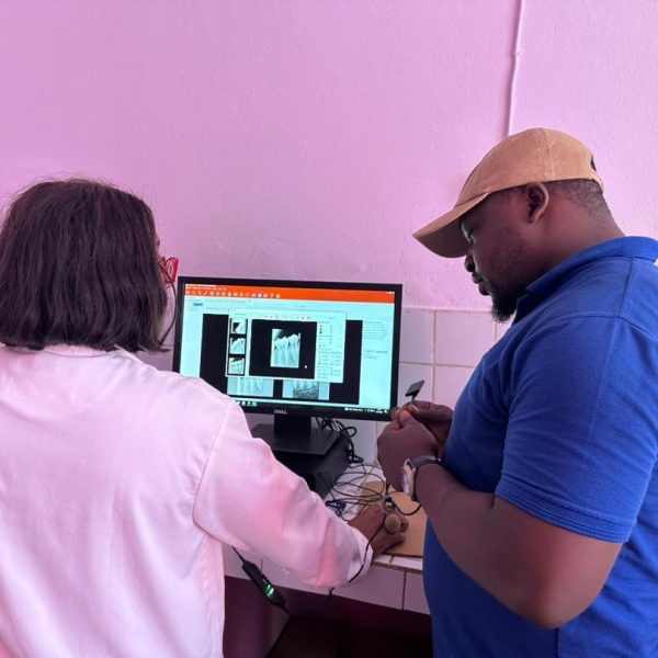 Le chef service et le chef de l'équipe technique faisant la mise au point de la radio via interface graphique